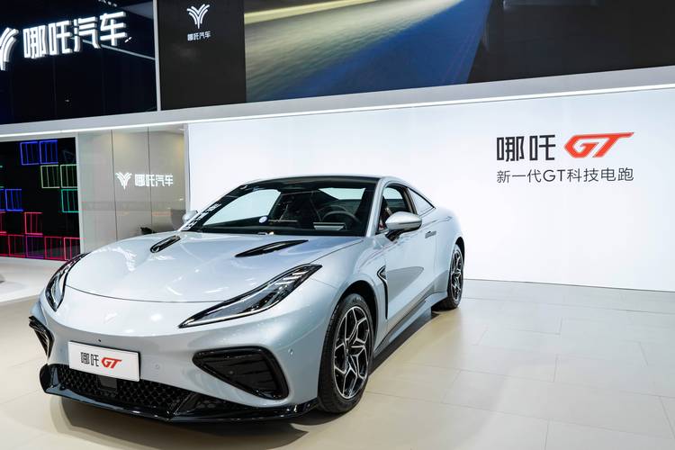 佛山319哪吒汽车在智能汽车领域的表现，领途汽车在新能源汽车市场中的影响力